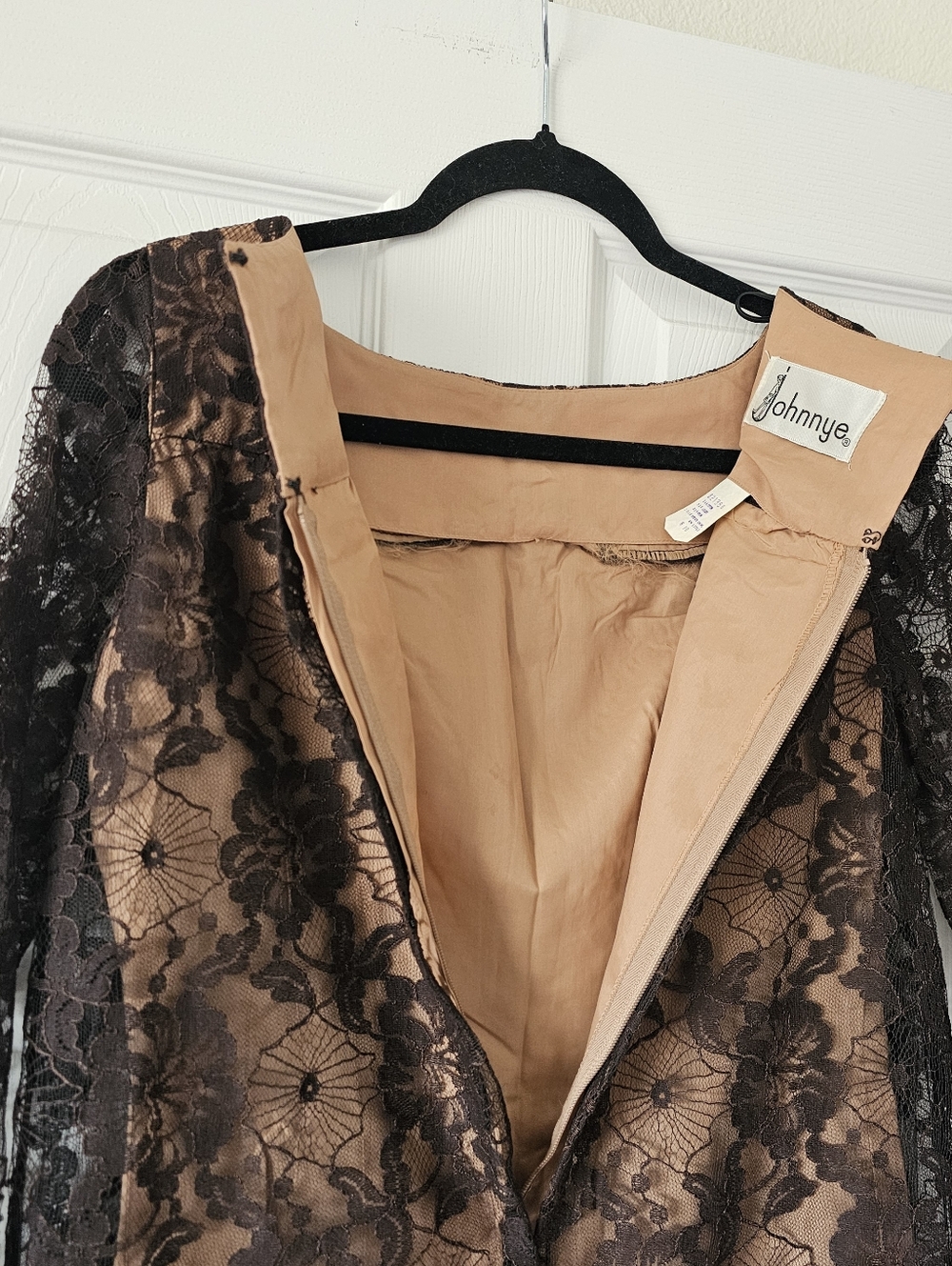 1960s Vintage Brown Lace Mod Mini Shift Flounce Long Sleeve Johnnye Dress #9 - Picture 9 of 10